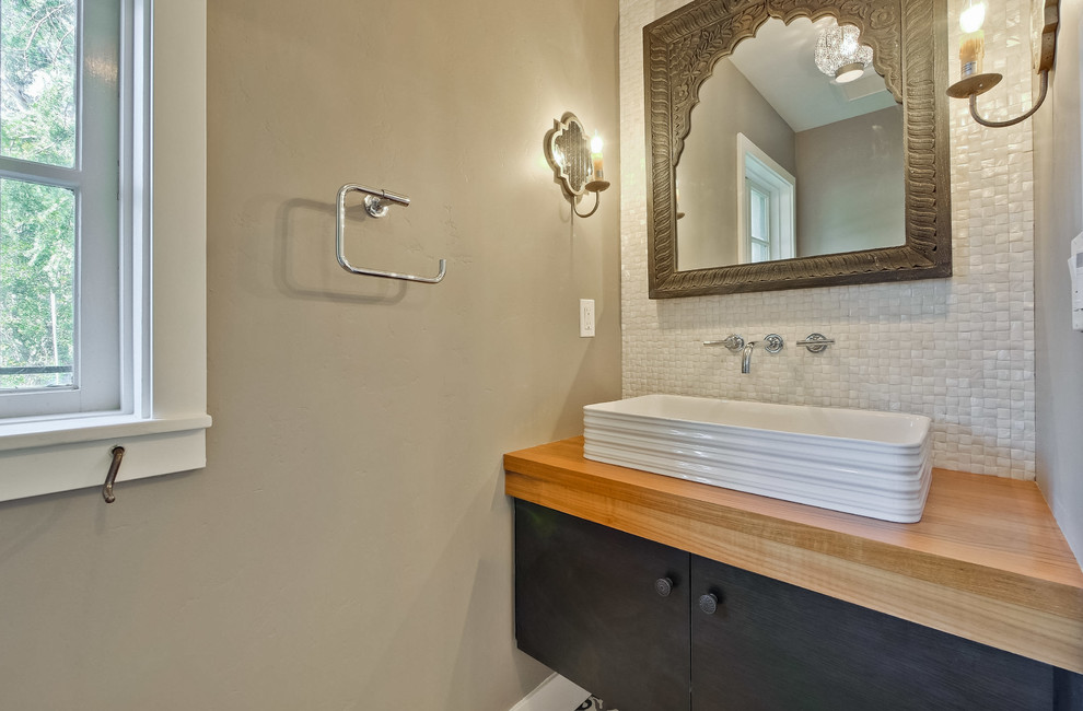 Источник вдохновения для домашнего уюта: маленькая ванная комната в стиле неоклассика (современная классика) с черными фасадами, белой плиткой и столешницей из дерева для на участке и в саду