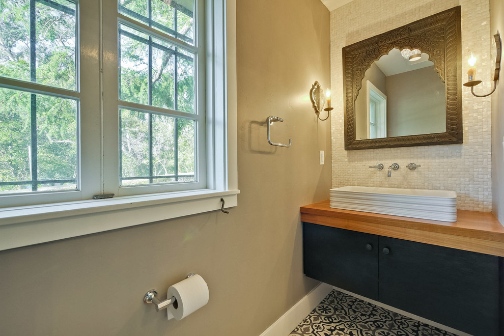 На фото: маленькая ванная комната в стиле неоклассика (современная классика) с черными фасадами, плоскими фасадами, белой плиткой и столешницей из дерева для на участке и в саду