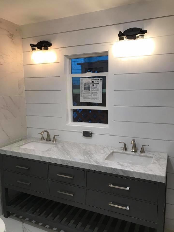 Lantlig inredning av ett mellanstort en-suite badrum, med möbel-liknande, grå skåp, en öppen dusch, en toalettstol med separat cisternkåpa, vit kakel, marmorkakel, vita väggar, ett undermonterad handfat, marmorbänkskiva, vitt golv och med dusch som är öppen