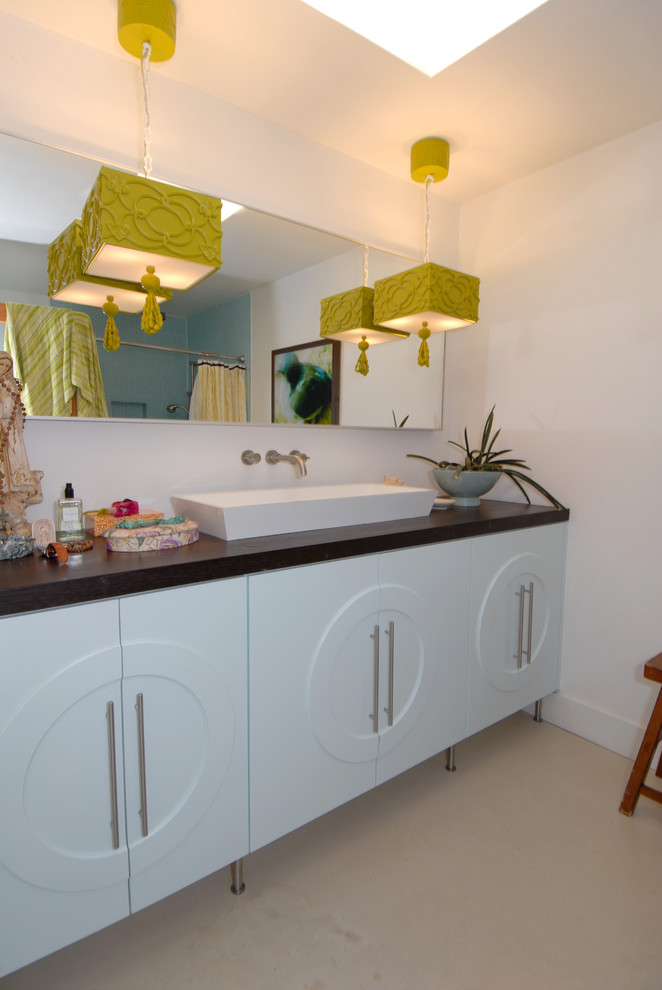 Diseño de cuarto de baño actual con lavabo sobreencimera, puertas de armario blancas y paredes blancas