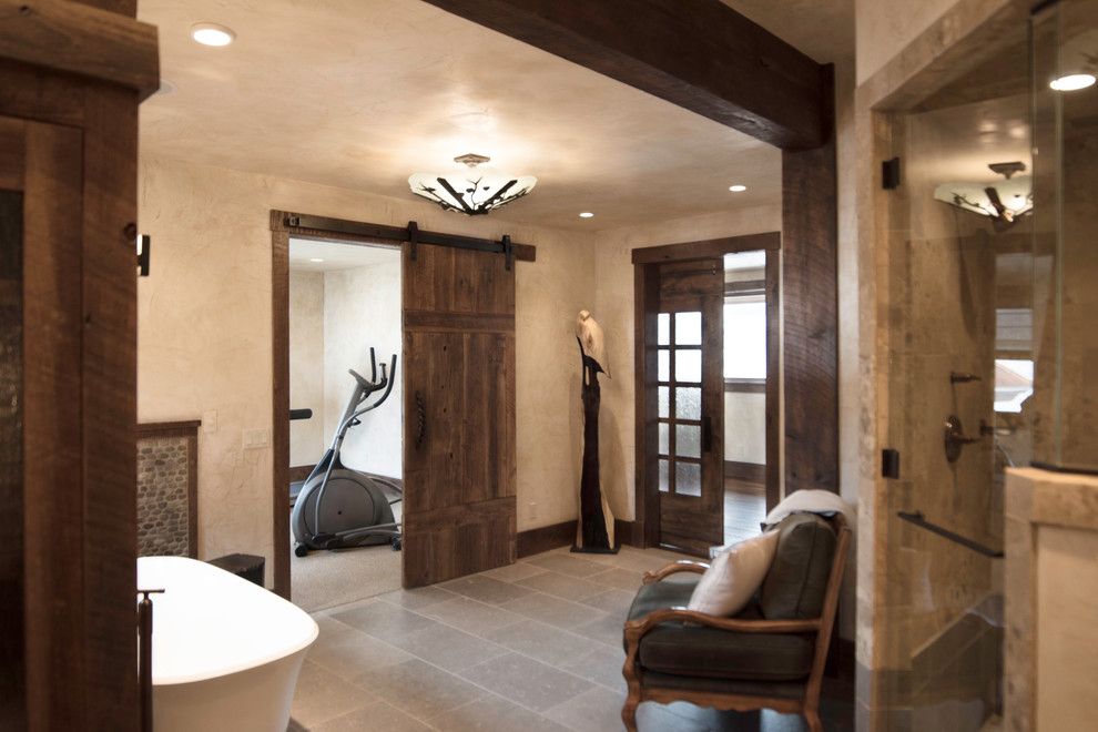 Idéer för ett mycket stort rustikt en-suite badrum, med ett fristående badkar, en dubbeldusch och beige väggar