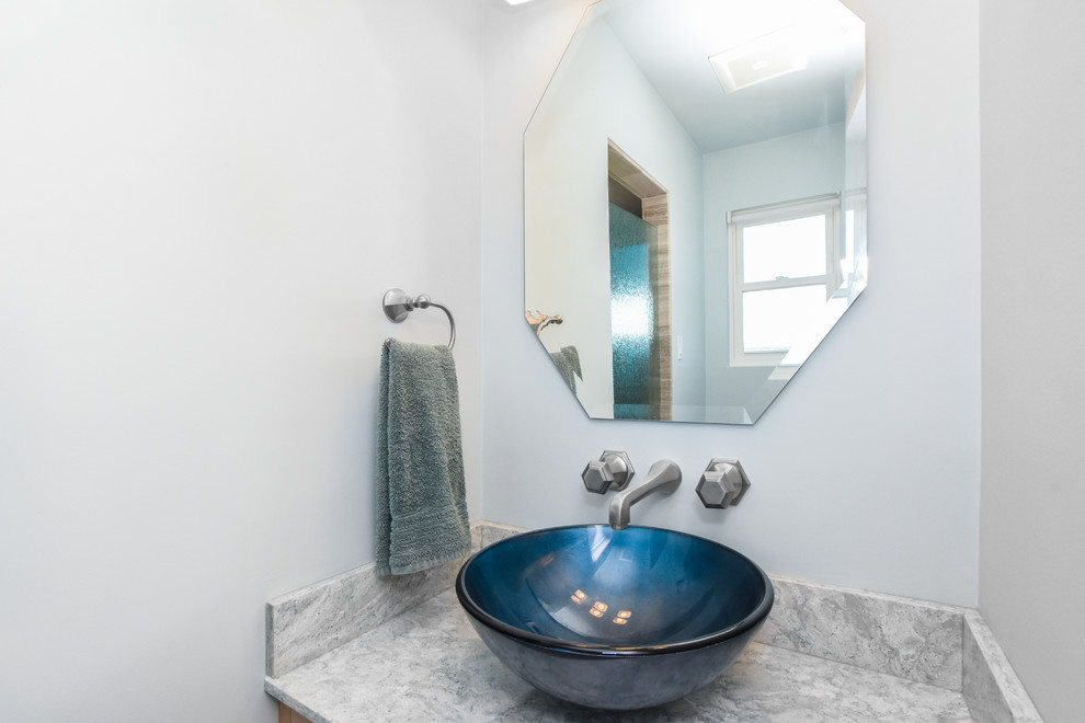 Inspiration för ett vintage en-suite badrum, med skåp i shakerstil, skåp i ljust trä, en dusch i en alkov, grå kakel, porslinskakel, vita väggar, ett fristående handfat, marmorbänkskiva och dusch med skjutdörr