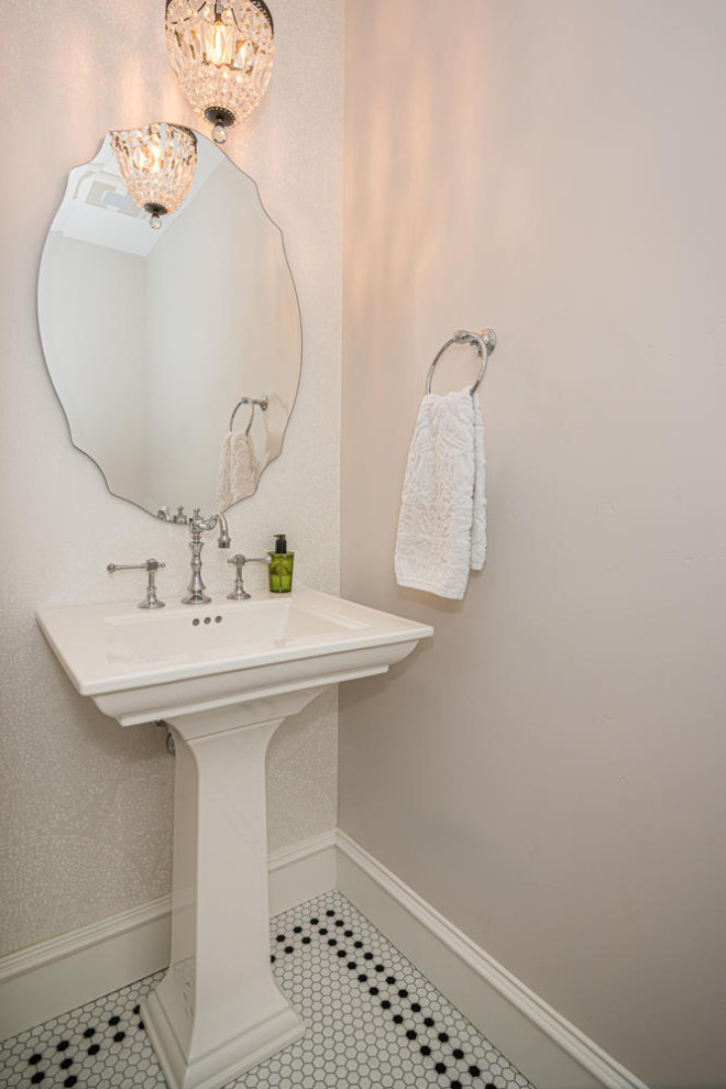 Idéer för ett litet amerikanskt vit badrum med dusch, med vita skåp, en toalettstol med separat cisternkåpa, vita väggar, mosaikgolv, ett piedestal handfat, bänkskiva i täljsten och vitt golv