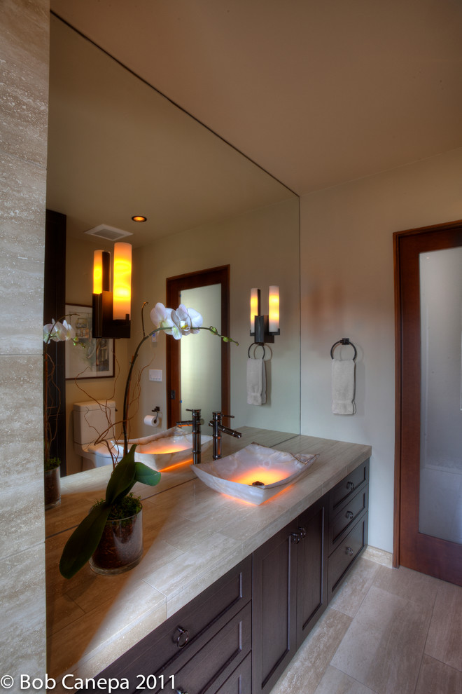 Стильный дизайн: ванная комната в стиле неоклассика (современная классика) с настольной раковиной, душем без бортиков, бежевой плиткой и полом из травертина - последний тренд