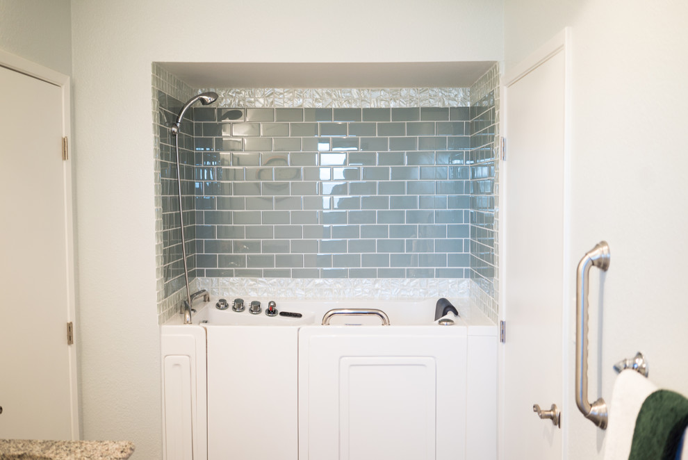 Modern inredning av ett mellanstort grå grått en-suite badrum, med luckor med upphöjd panel, vita skåp, ett badkar i en alkov, en dusch/badkar-kombination, en toalettstol med separat cisternkåpa, grön kakel, glaskakel, vita väggar, klinkergolv i porslin, bänkskiva i kvartsit och ett undermonterad handfat