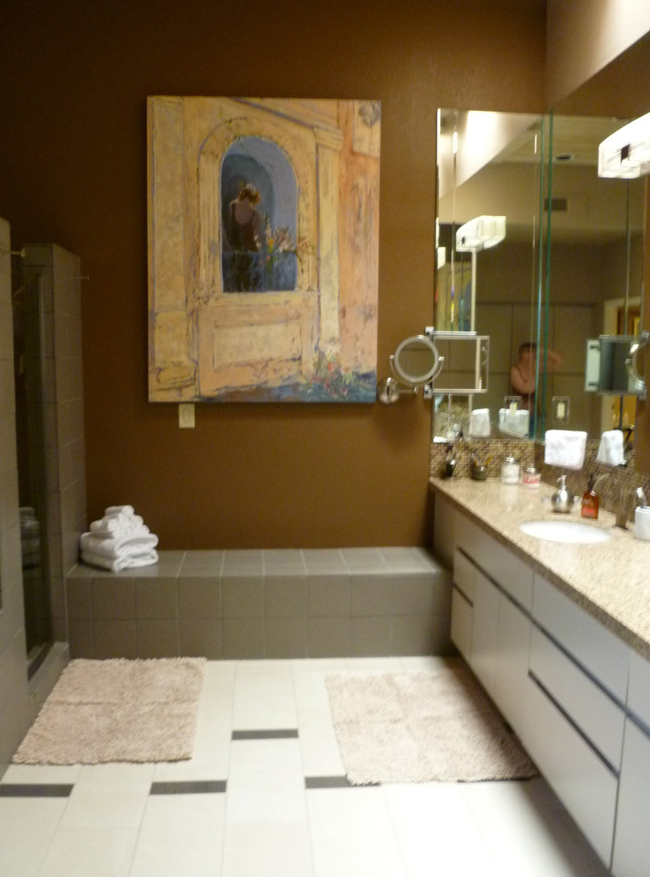 Cette photo montre une grande salle de bain principale moderne avec un lavabo encastré, un placard à porte plane, des portes de placard grises, un plan de toilette en quartz modifié, une baignoire posée, une douche d'angle, WC suspendus, un carrelage gris, des plaques de verre, un mur multicolore et un sol en carrelage de porcelaine.