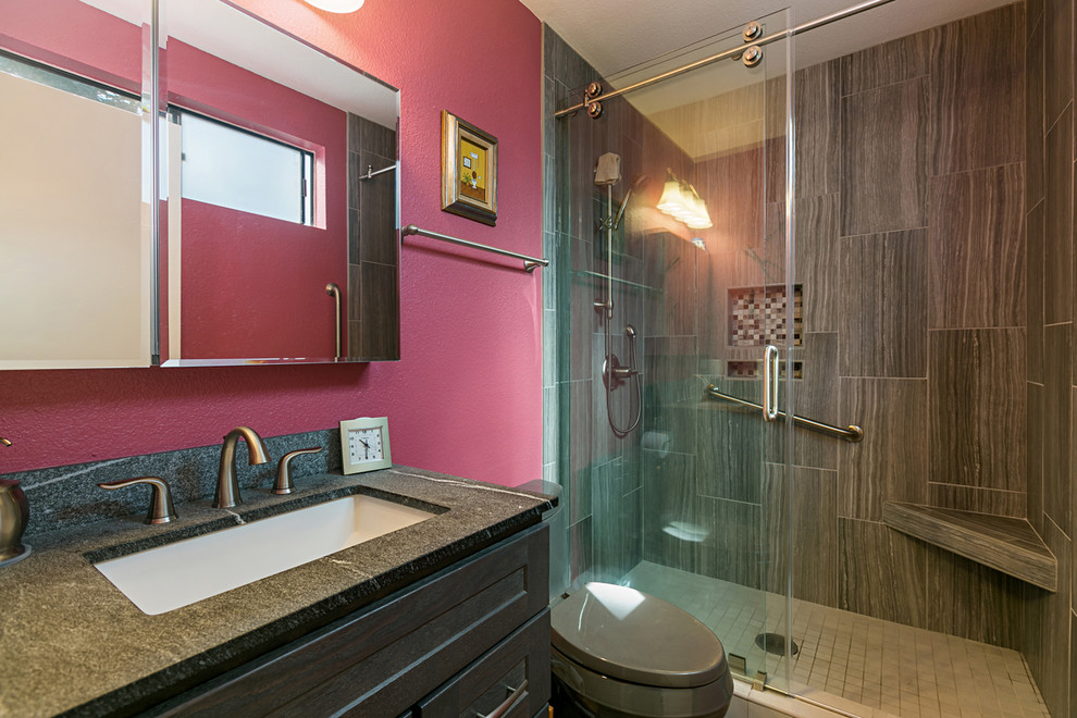 На фото: главная ванная комната среднего размера в классическом стиле с фасадами с утопленной филенкой, серыми фасадами, душем в нише, раздельным унитазом, серой плиткой, керамогранитной плиткой, розовыми стенами, полом из керамогранита, накладной раковиной, столешницей из кварцита, серым полом и душем с раздвижными дверями с