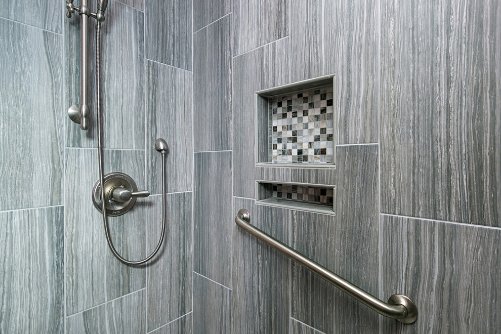 Exempel på ett mellanstort klassiskt en-suite badrum, med luckor med infälld panel, grå skåp, en dusch i en alkov, en toalettstol med separat cisternkåpa, grå kakel, porslinskakel, rosa väggar, klinkergolv i porslin, ett nedsänkt handfat, bänkskiva i kvartsit, grått golv och dusch med skjutdörr