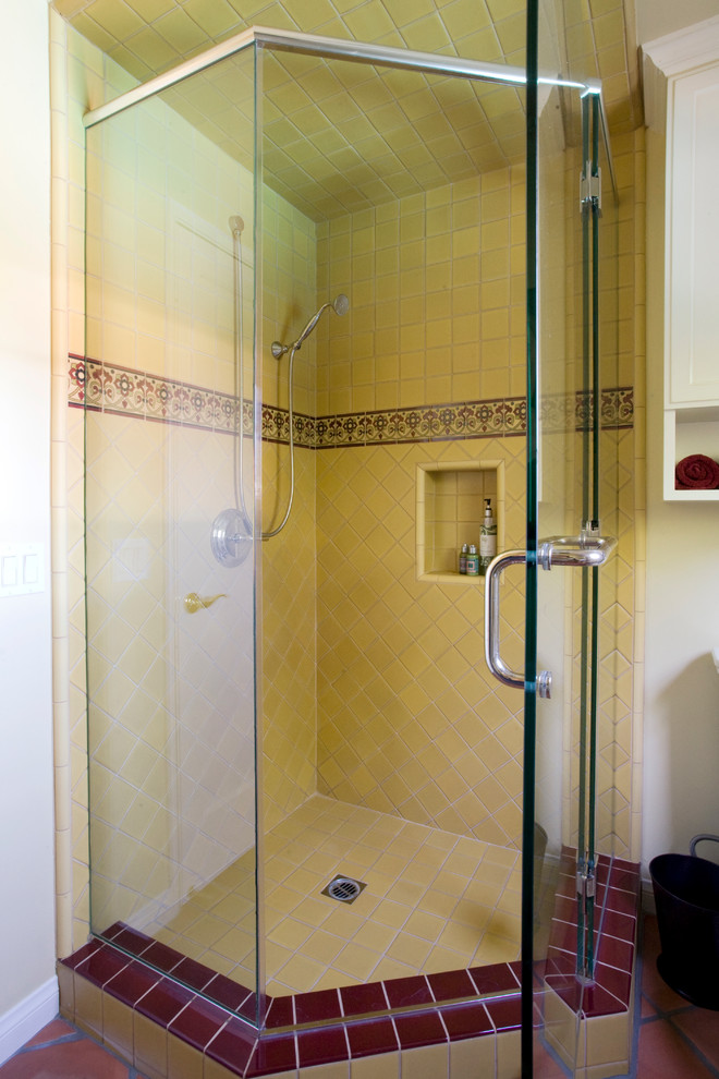 Ispirazione per una piccola stanza da bagno con doccia mediterranea con doccia ad angolo, piastrelle multicolore, piastrelle in ceramica, pareti beige e pavimento in terracotta