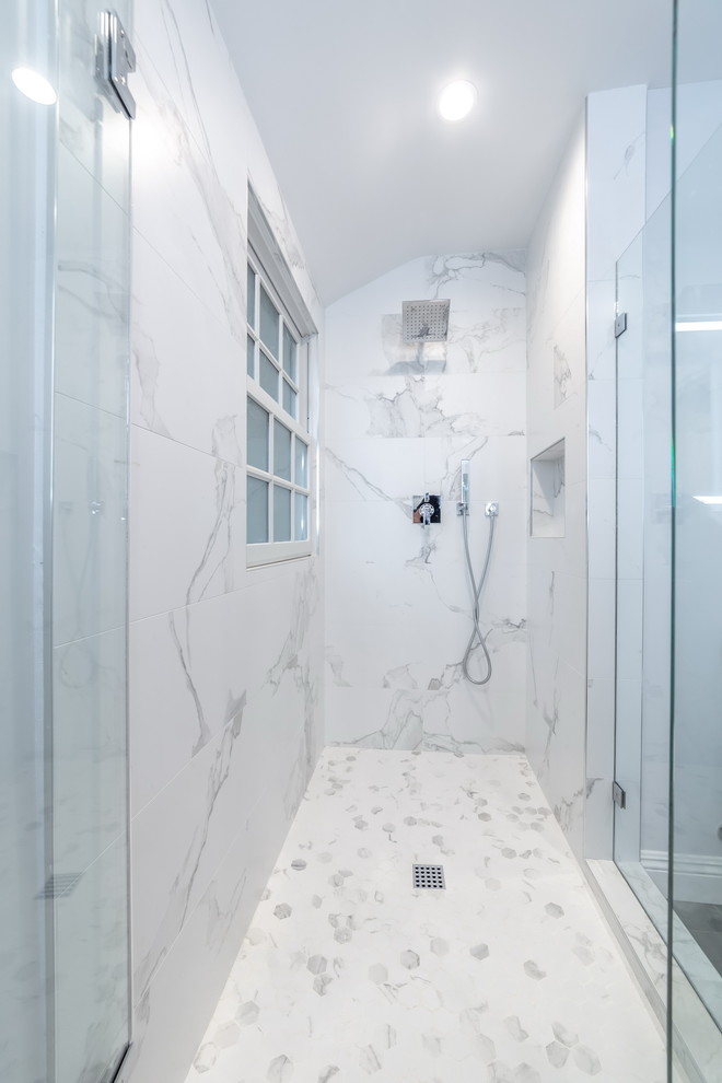 Источник вдохновения для домашнего уюта: главная ванная комната среднего размера в стиле модернизм с плоскими фасадами, коричневыми фасадами, полновстраиваемой ванной, открытым душем, раздельным унитазом, белой плиткой, керамогранитной плиткой, белыми стенами, полом из керамогранита, врезной раковиной, столешницей из искусственного кварца, серым полом, душем с раздвижными дверями и серой столешницей