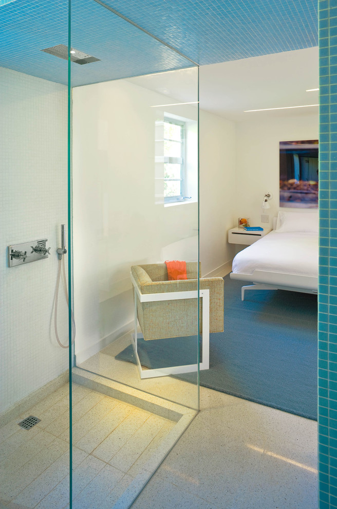 Свежая идея для дизайна: маленькая ванная комната в стиле модернизм с белыми стенами и полом из керамической плитки для на участке и в саду - отличное фото интерьера