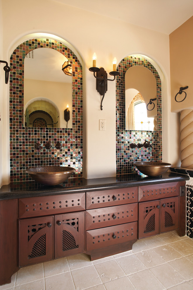 Foto de cuarto de baño mediterráneo con lavabo sobreencimera, baldosas y/o azulejos multicolor, paredes beige y puertas de armario de madera en tonos medios