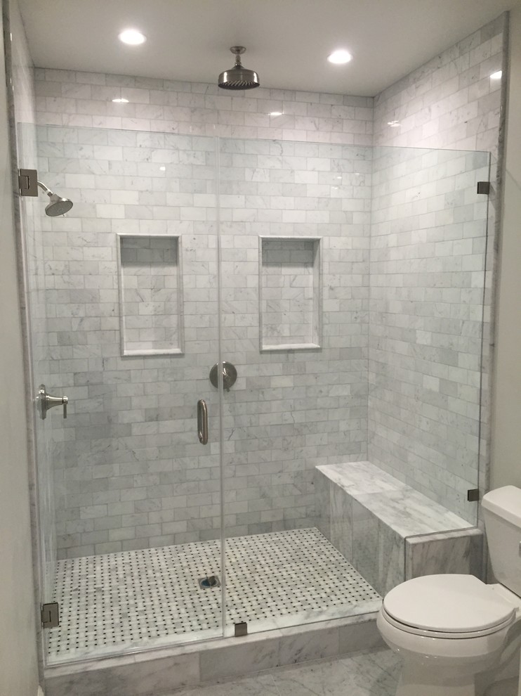 Ispirazione per una stanza da bagno con doccia classica di medie dimensioni con ante in stile shaker, ante bianche, doccia alcova, WC a due pezzi, piastrelle grigie, piastrelle bianche, piastrelle in pietra, pareti grigie, pavimento in marmo, lavabo sottopiano e top in marmo