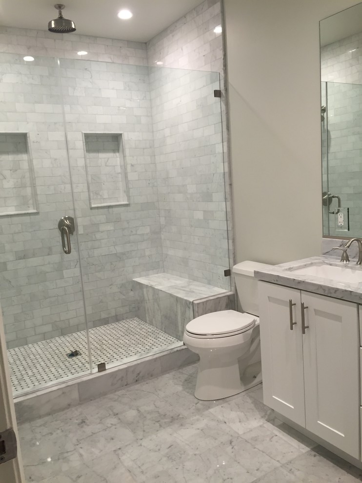 Inspiration för ett mellanstort vintage badrum med dusch, med skåp i shakerstil, vita skåp, en dusch i en alkov, en toalettstol med separat cisternkåpa, grå kakel, vit kakel, stenkakel, grå väggar, marmorgolv, ett undermonterad handfat, marmorbänkskiva och grått golv
