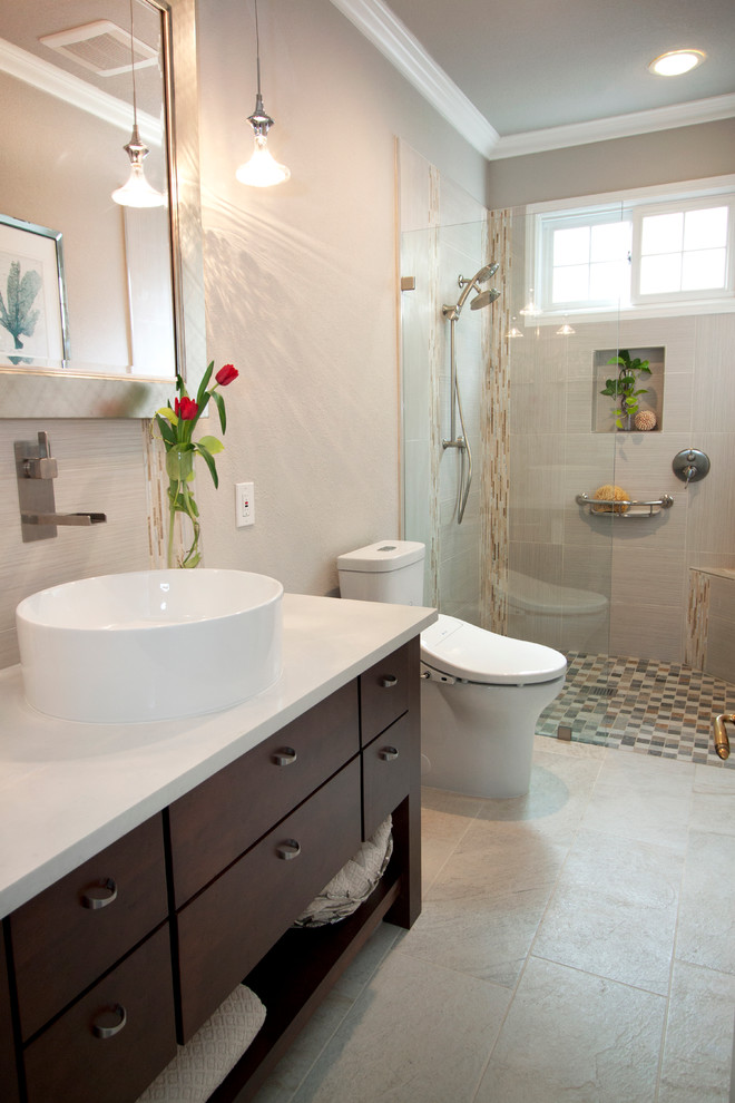 Diseño de cuarto de baño actual de tamaño medio con armarios con paneles lisos y aseo y ducha