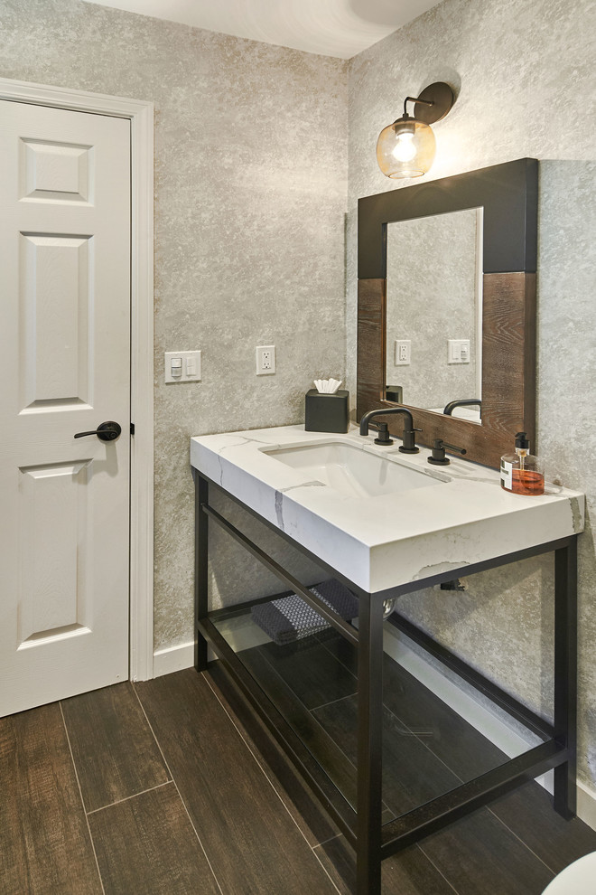 Пример оригинального дизайна: ванная комната среднего размера в стиле неоклассика (современная классика) с раздельным унитазом, бежевыми стенами, темным паркетным полом, врезной раковиной, столешницей из кварцита, коричневым полом и белой столешницей