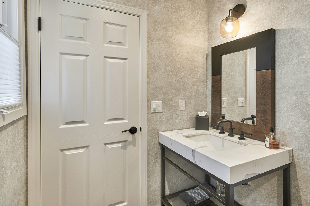 На фото: ванная комната среднего размера в стиле неоклассика (современная классика) с раздельным унитазом, бежевыми стенами, темным паркетным полом, врезной раковиной, столешницей из кварцита, коричневым полом и белой столешницей