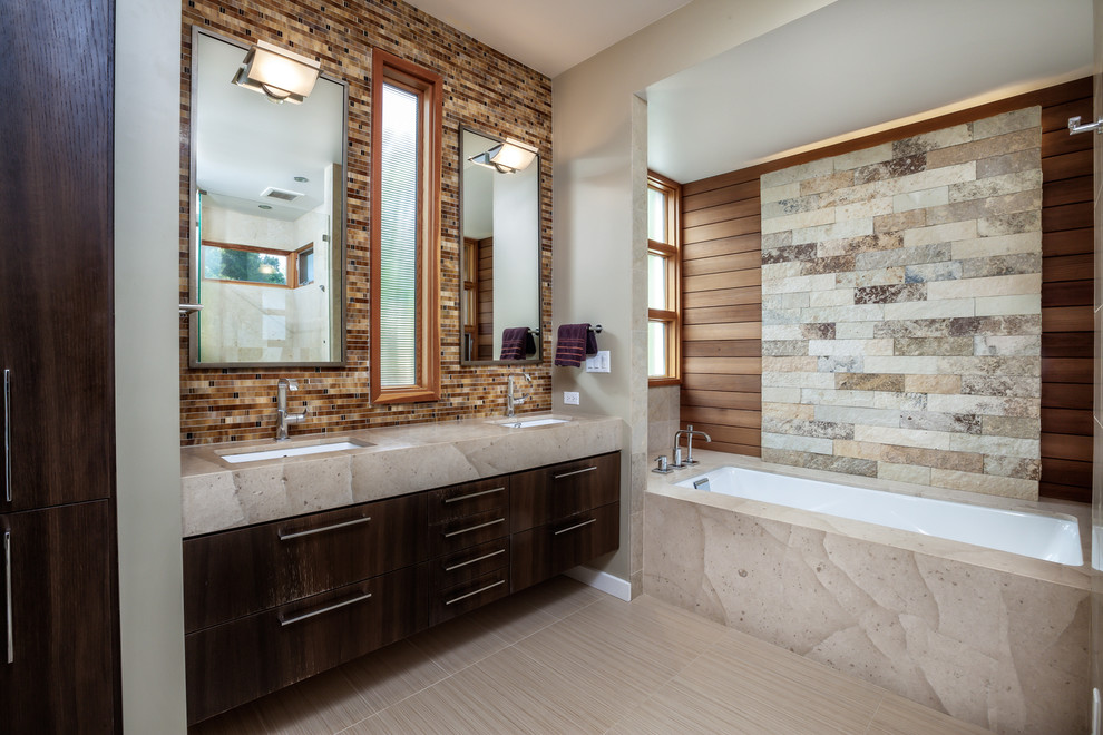 На фото: большая главная ванная комната в современном стиле с плоскими фасадами, темными деревянными фасадами, полновстраиваемой ванной, плиткой мозаикой, врезной раковиной, коричневой плиткой, разноцветными стенами и бежевым полом