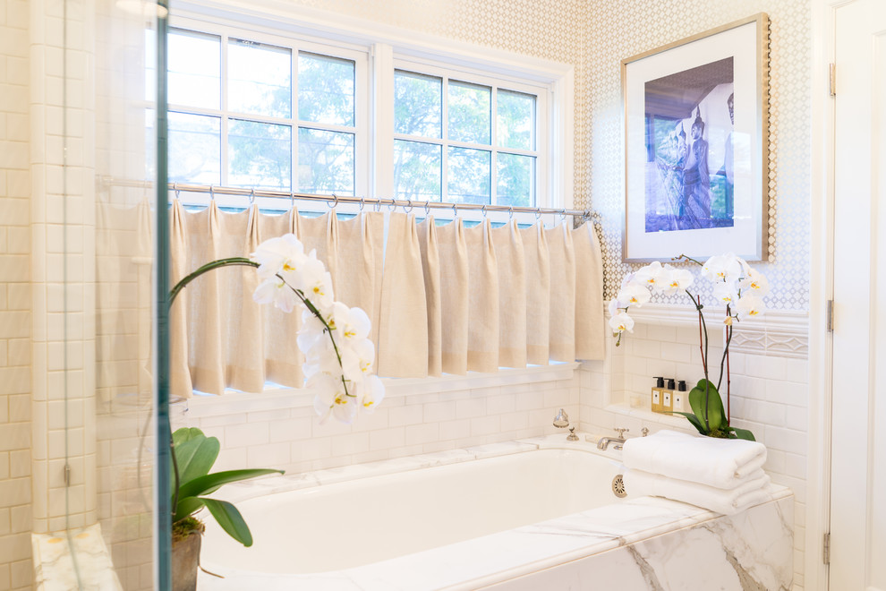 Exempel på ett stort medelhavsstil en-suite badrum, med möbel-liknande, vita skåp, ett undermonterat badkar, en hörndusch, flerfärgade väggar, ett undermonterad handfat, marmorbänkskiva och dusch med gångjärnsdörr