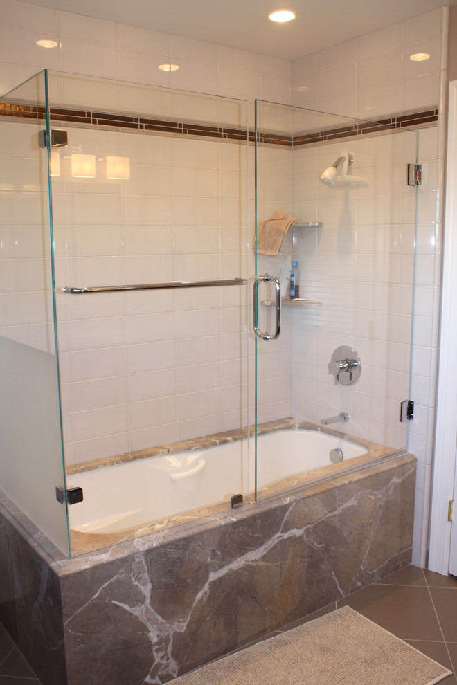 Idee per una stanza da bagno minimal con vasca ad angolo, vasca/doccia e piastrelle marroni