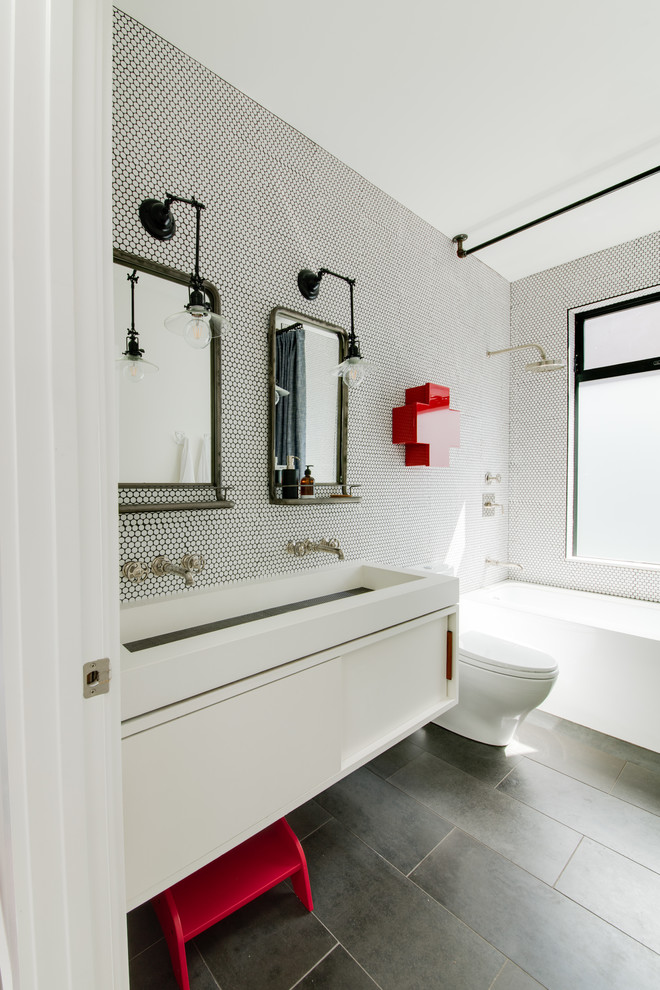 На фото: ванная комната в современном стиле с плоскими фасадами, белыми фасадами, ванной в нише, душем над ванной, белой плиткой, плиткой мозаикой, раковиной с несколькими смесителями, серым полом, шторкой для ванной и белой столешницей