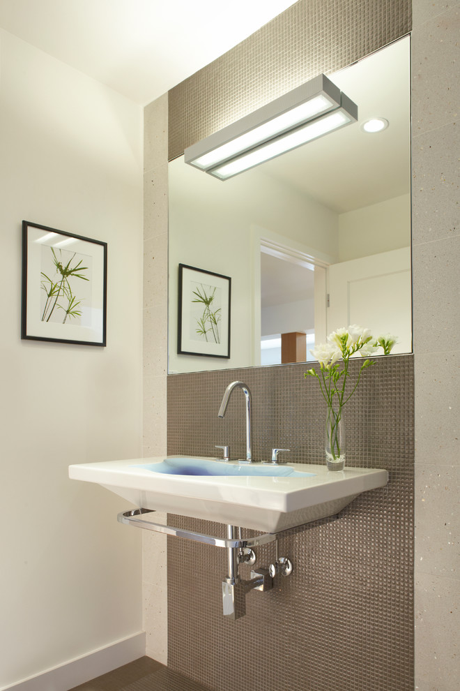 Diseño de cuarto de baño contemporáneo con lavabo suspendido y baldosas y/o azulejos en mosaico