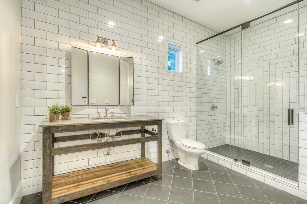 Uriges Duschbad mit Duschnische, weißen Fliesen, Steinfliesen, grauer Wandfarbe und Betonboden in Phoenix