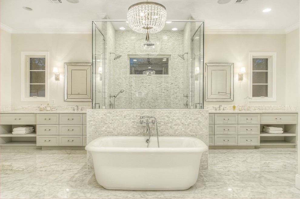 Idee per una stanza da bagno padronale stile americano con lavabo da incasso, ante in stile shaker, ante bianche, top in marmo, vasca freestanding, doccia doppia, piastrelle grigie, pareti grigie e pavimento in marmo
