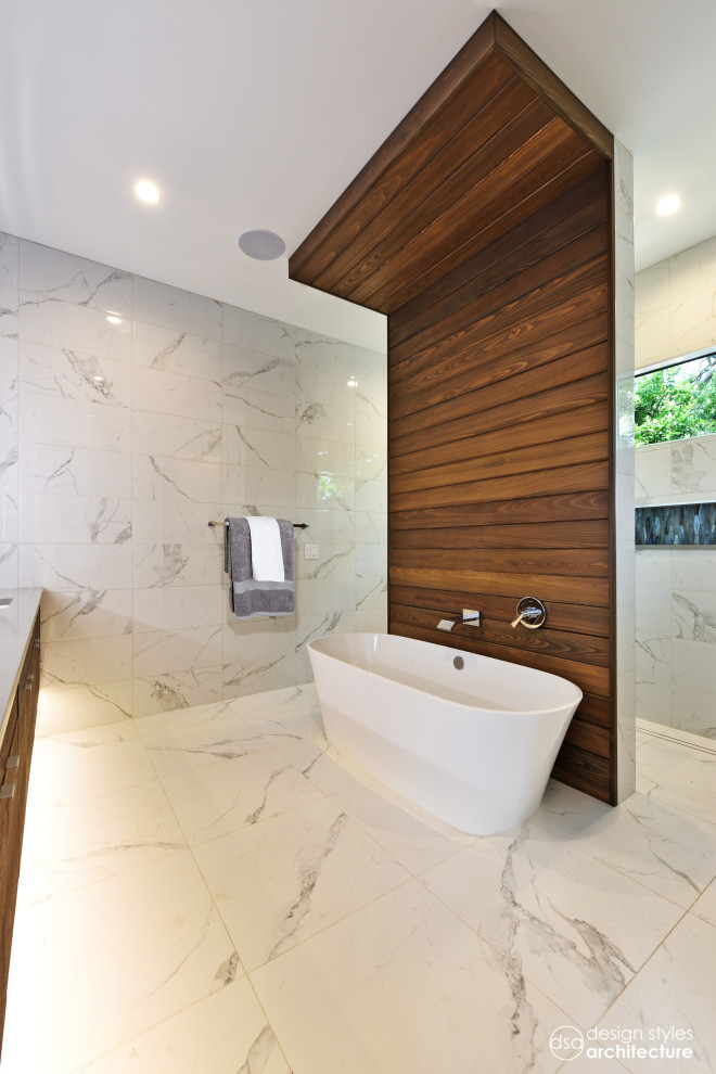 Пример оригинального дизайна: главная ванная комната в современном стиле с плоскими фасадами, темными деревянными фасадами, японской ванной, белой плиткой, мраморной плиткой, мраморной столешницей, белой столешницей, врезной раковиной, белыми стенами, мраморным полом и белым полом