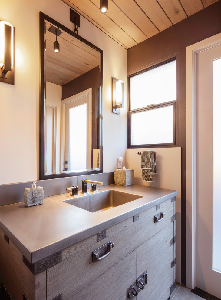 На фото: ванная комната в восточном стиле с плоскими фасадами, светлыми деревянными фасадами, белыми стенами, монолитной раковиной, серым полом, серой столешницей, тумбой под одну раковину, встроенной тумбой и деревянным потолком с