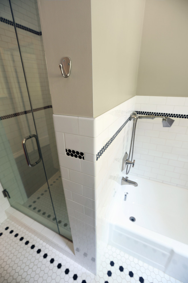 Diseño de cuarto de baño tradicional con lavabo encastrado, encimera de cuarzo compacto, bañera empotrada, ducha empotrada, baldosas y/o azulejos blancos y baldosas y/o azulejos de cerámica