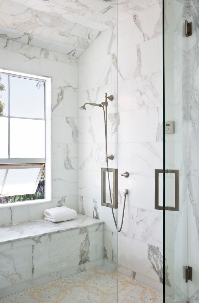 Пример оригинального дизайна: ванная комната в классическом стиле с белой плиткой, каменной плиткой и окном