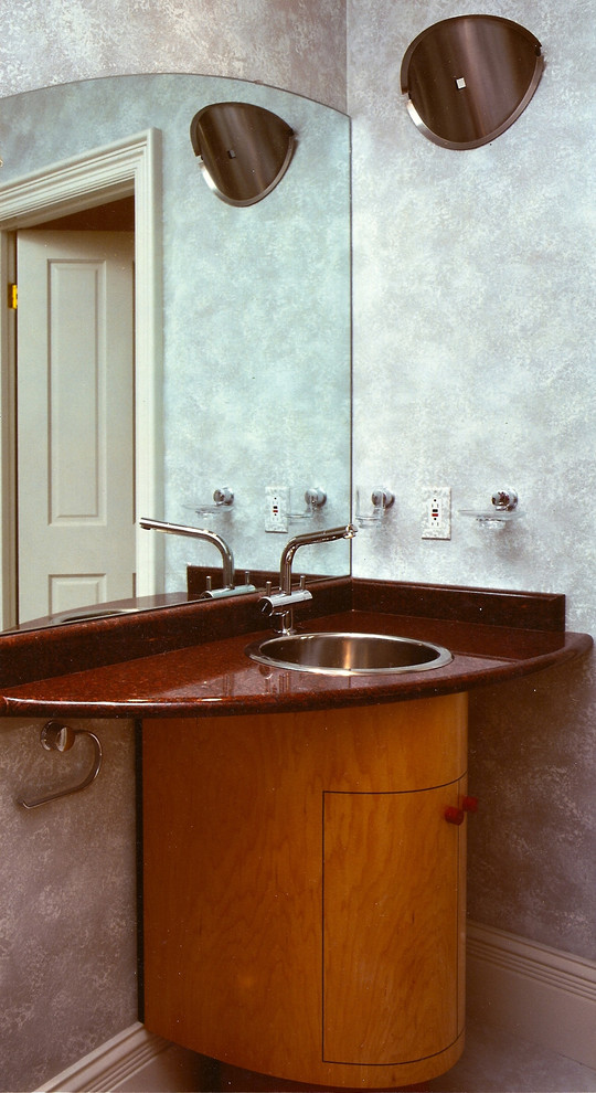 Idee per una stanza da bagno minimal con lavabo da incasso, ante in legno scuro e ante lisce