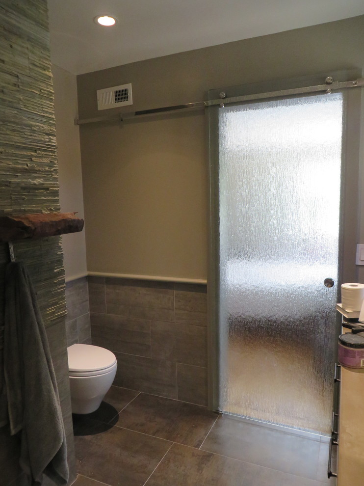 Ispirazione per una stanza da bagno padronale minimal di medie dimensioni con lavabo integrato, ante lisce, top in cemento e WC sospeso
