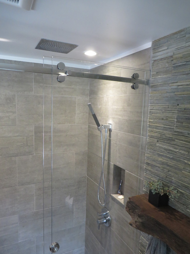 Cette photo montre une salle de bain principale tendance de taille moyenne avec un lavabo intégré, un placard à porte plane, un plan de toilette en béton et WC suspendus.
