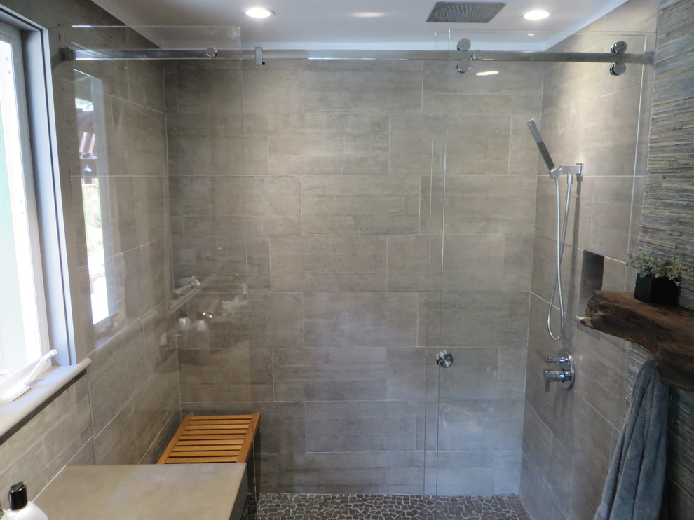 Идея дизайна: главная ванная комната среднего размера в современном стиле с монолитной раковиной, плоскими фасадами, столешницей из бетона и инсталляцией