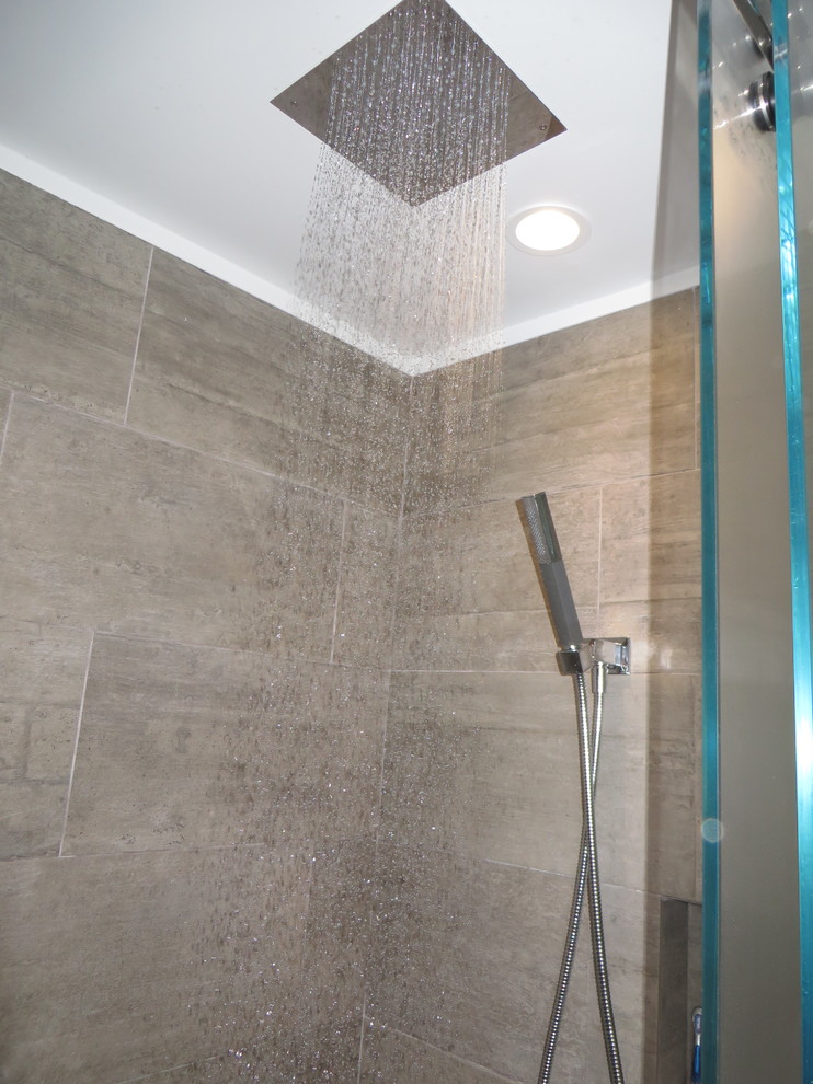 Ejemplo de cuarto de baño principal contemporáneo de tamaño medio con lavabo integrado, armarios con paneles lisos, encimera de cemento y sanitario de pared