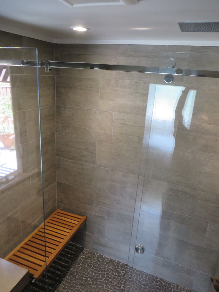 Immagine di una stanza da bagno padronale design di medie dimensioni con lavabo integrato, ante lisce, top in cemento e WC sospeso