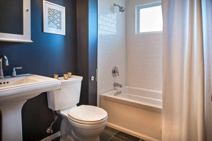 Bild på ett vintage badrum, med ett platsbyggt badkar, en dusch/badkar-kombination, vit kakel, tunnelbanekakel, blå väggar och skiffergolv