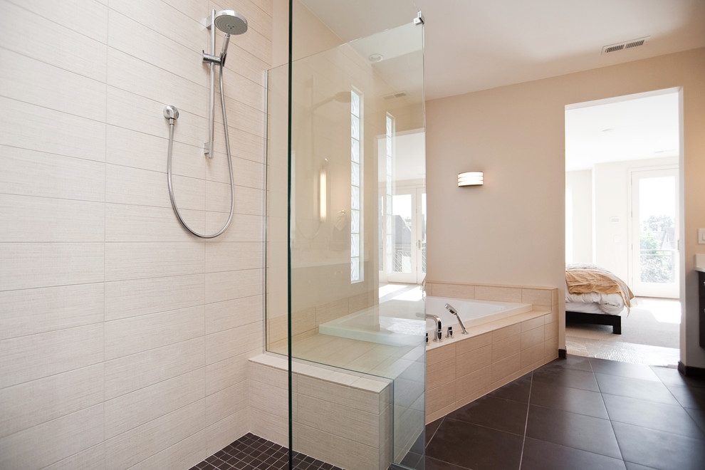 Cette photo montre une salle de bain principale tendance de taille moyenne avec une baignoire d'angle, une douche ouverte, un carrelage beige, des carreaux de céramique, un mur beige, un sol en carrelage de céramique et aucune cabine.