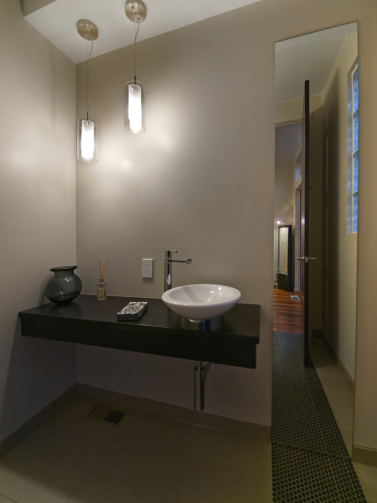 Inspiration pour une salle d'eau design en bois foncé de taille moyenne avec un placard sans porte, des carreaux de céramique, un mur gris, un sol en carrelage de céramique, une vasque et un plan de toilette en bois.