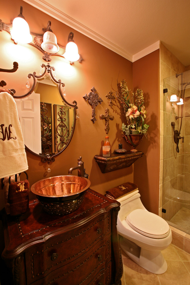 Foto på ett medelhavsstil badrum, med ett fristående handfat