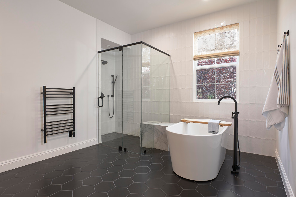 Ispirazione per una grande stanza da bagno padronale moderna con vasca freestanding, piastrelle bianche e top in marmo