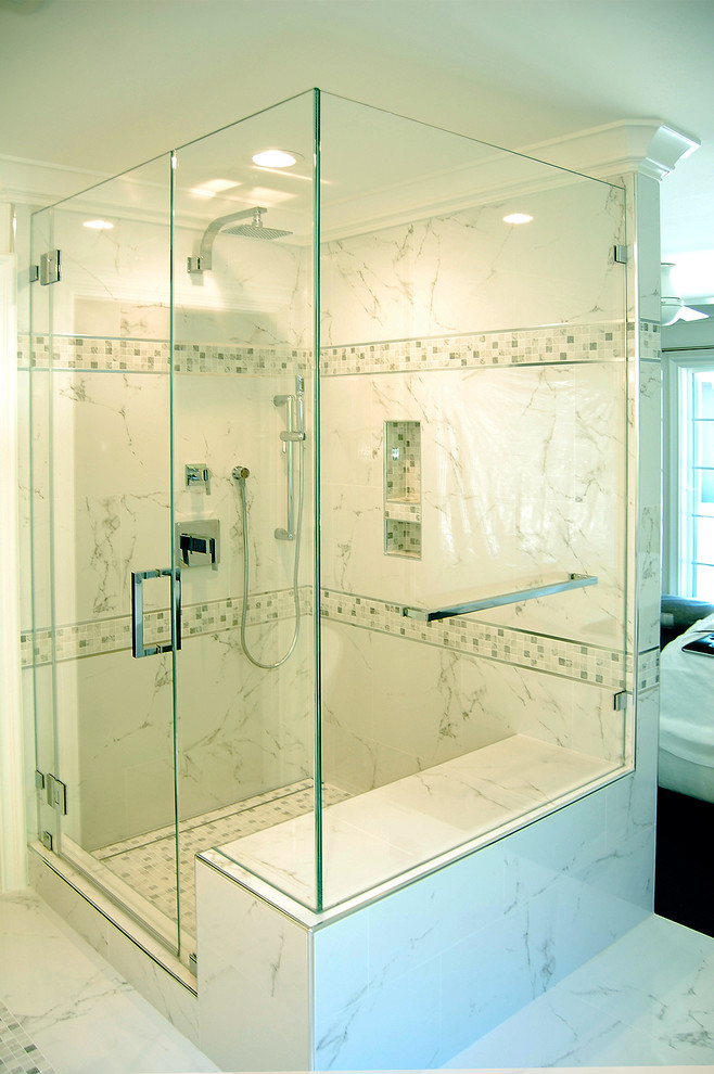 Foto på ett mellanstort funkis en-suite badrum, med skåp i shakerstil, vita skåp, ett fristående badkar, en dusch i en alkov, grå kakel, vit kakel, mosaik, vita väggar, marmorgolv, ett undermonterad handfat och bänkskiva i kvartsit