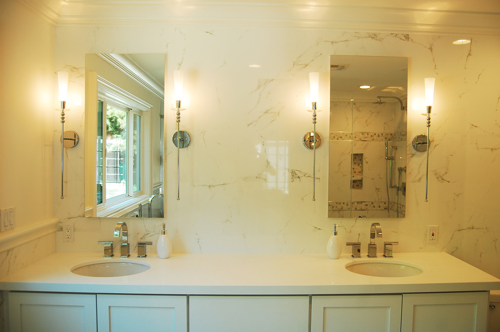 Inspiration för ett mellanstort funkis en-suite badrum, med skåp i shakerstil, vita skåp, ett fristående badkar, en dusch i en alkov, grå kakel, vit kakel, mosaik, vita väggar, marmorgolv, ett undermonterad handfat och bänkskiva i kvartsit