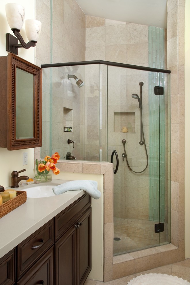 Идея дизайна: большая главная ванная комната в классическом стиле с врезной раковиной, темными деревянными фасадами, угловым душем, бежевыми стенами и полом из керамической плитки