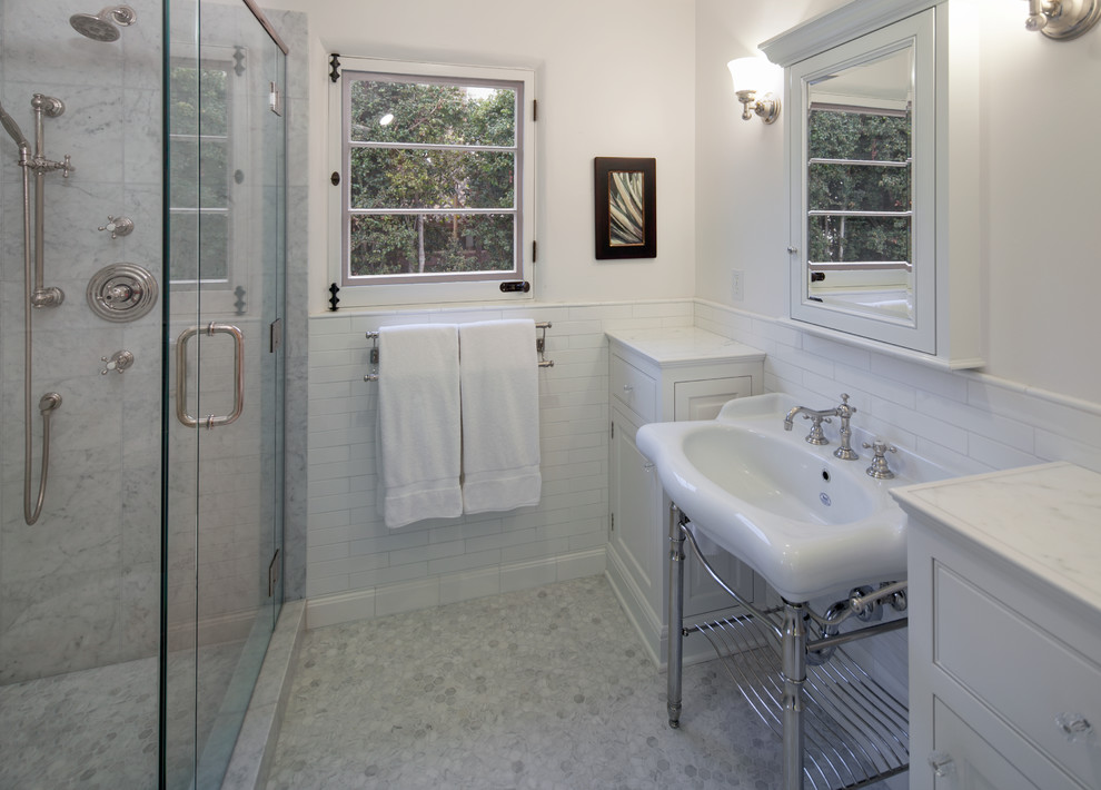 Inspiration för ett vintage en-suite badrum, med luckor med infälld panel, vita skåp, marmorbänkskiva, en hörndusch, keramikplattor, vita väggar och marmorgolv