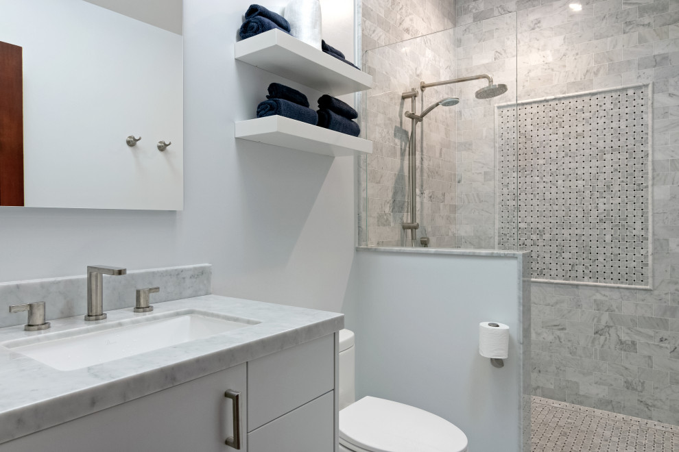 Свежая идея для дизайна: ванная комната среднего размера в стиле модернизм с плоскими фасадами, серыми фасадами, душем в нише, раздельным унитазом, серыми стенами, мраморным полом, душевой кабиной, врезной раковиной, мраморной столешницей, серым полом, открытым душем и серой столешницей - отличное фото интерьера