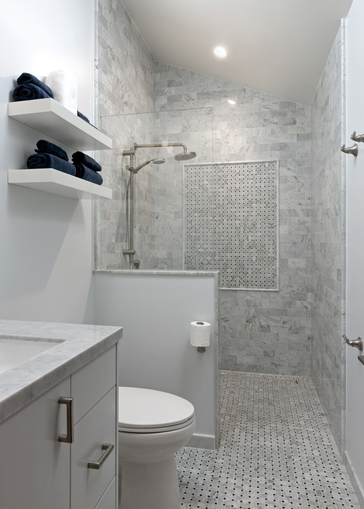Modern inredning av ett mellanstort grå grått badrum med dusch, med släta luckor, grå skåp, en dusch i en alkov, en toalettstol med separat cisternkåpa, grå väggar, marmorgolv, ett undermonterad handfat, marmorbänkskiva, grått golv och med dusch som är öppen