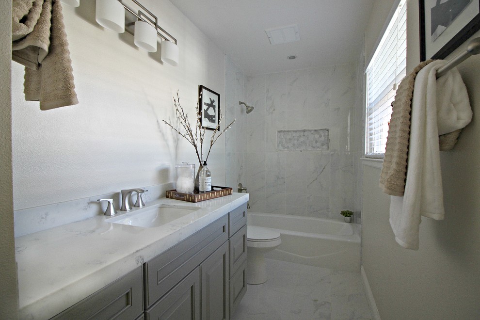 На фото: маленькая ванная комната в стиле модернизм с фасадами в стиле шейкер, белыми фасадами, накладной ванной, душем над ванной, унитазом-моноблоком, черно-белой плиткой, каменной плиткой, бежевыми стенами, полом из керамической плитки, душевой кабиной, врезной раковиной, столешницей из искусственного кварца и открытым душем для на участке и в саду